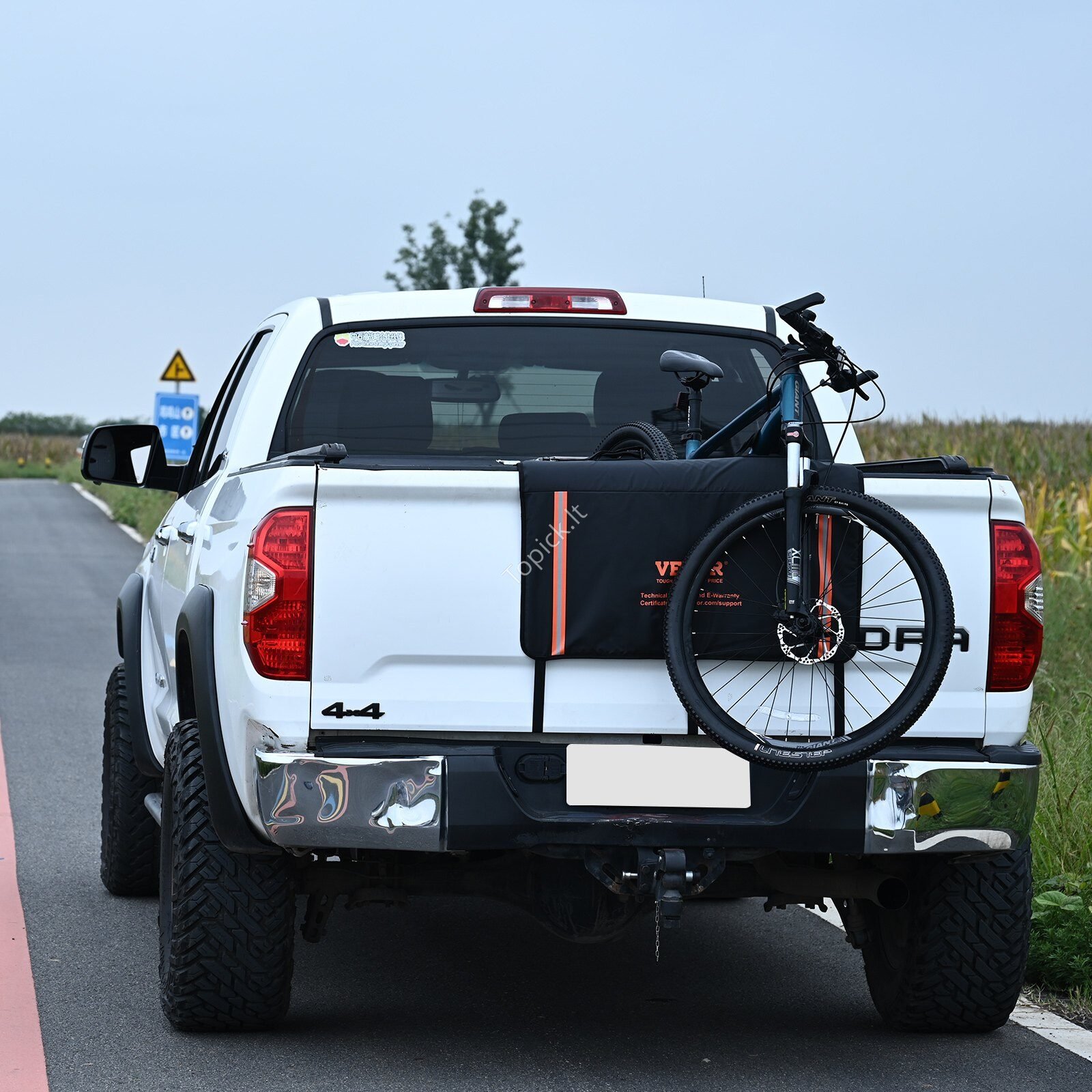 de_JQKWMD33INCH2P5LHV0_original_img-v1_tailgate-pad-m100-1.12 Pikapo galinės dangčio apsaugos pagalvėlė su dviračių laikikliu | 84 cm | 2 dviračiams - Image 7