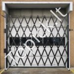 Sulankstomas saugos vartai 240 × 216 cm – pramoninis įvažiavimo užtvaras, tvirtas ir mobilus - Image 8