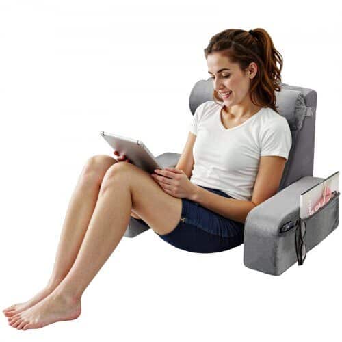 us2FCSYDZHS00000R36OL001V02Fgoods_img-v12Freading-pillow-m100-1.2.jpg Skaitymo Pagalvė-Atlošas Lovai su Porankiais, Kaklo Atrama ir 3 Kišenėmis. 70 x 63 x 48 cm, Pilka Aksominė - Image 1