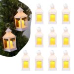 Balti dekoratyviniai plastikiniai žibintai su integruotomis LED žvakėmis šventėms, 10,5x10,5x24 cm, 12 vnt.