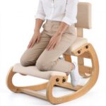 Ergonominė klūpima kėdė su atlošu, mediniu rėmu ir reguliuojamu aukščiu