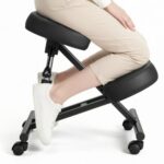 Ergonominė klaupto tipo kėdė be atlošo su ratukais, reguliuojamo aukščio, juoda 40 x 29,5 cm